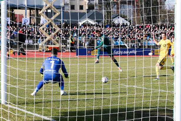 Zielona Góra, 28.02.2023. Bramkarz Lechii Zielona Góra Wojciech Fabisiak (L) i Tomas Pekhart (C) z Legii Warszawa podczas meczu 1/4 finału piłkarskiego Pucharu Polski, 28 bm. (mk) PAP/Lech Muszyński