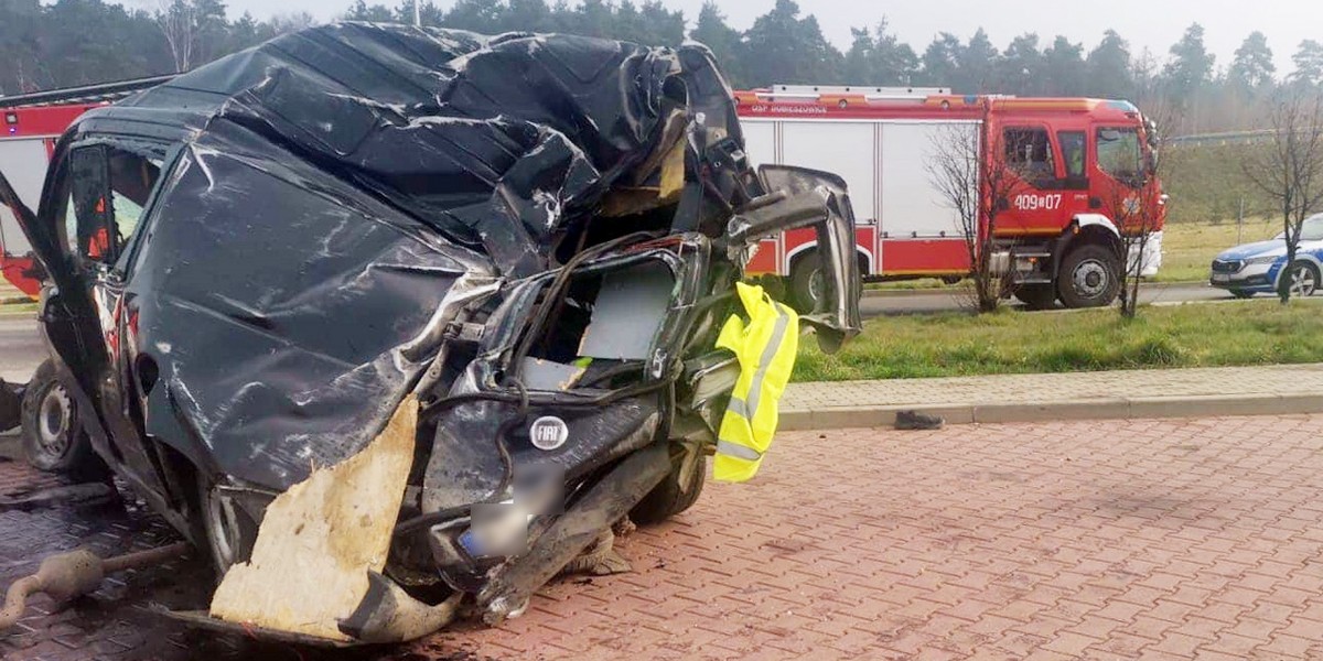 Elementy karoserii i rzeczy osobiste ofiar torowały drogę do wraku. Tragedia w Dobieszowicach.