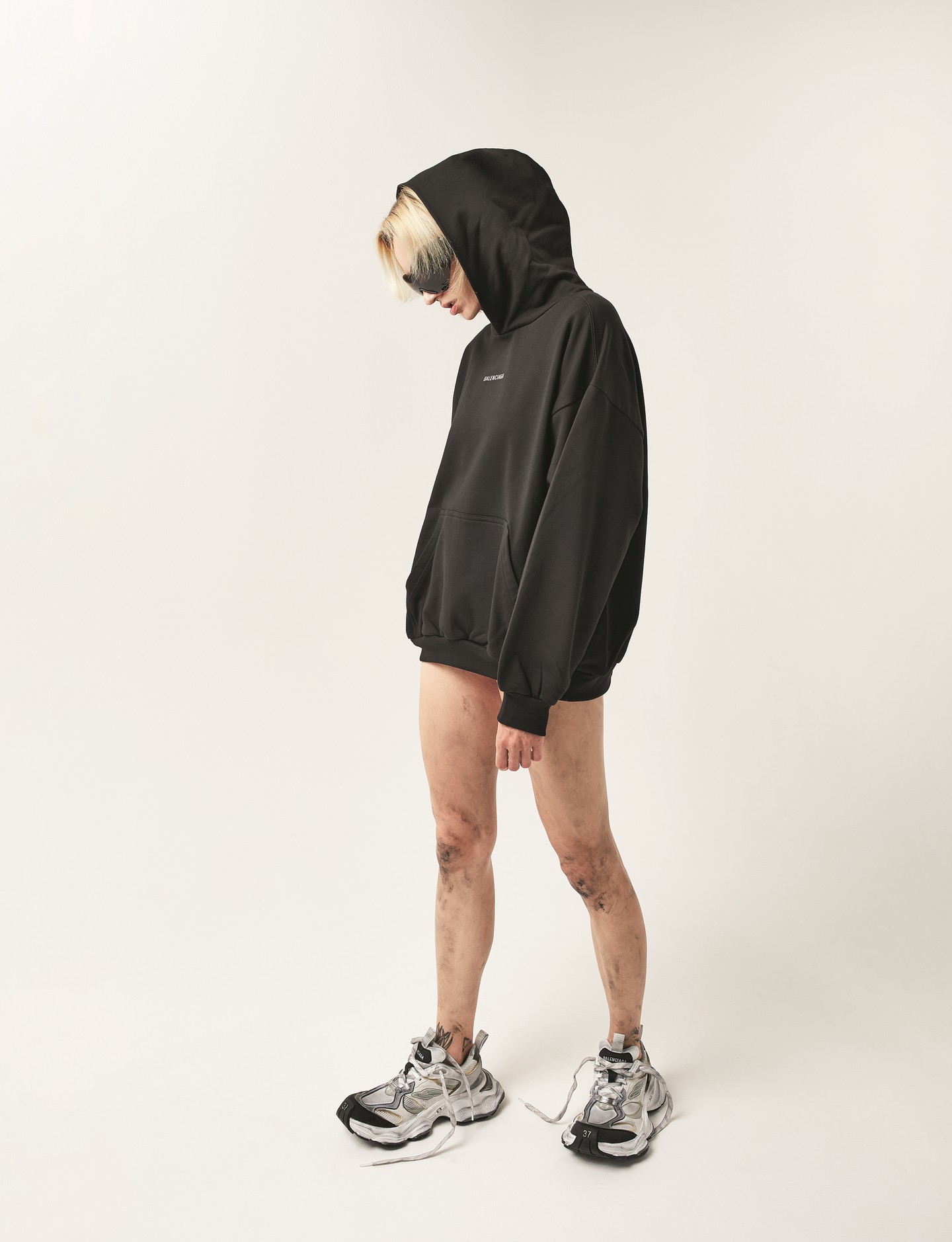 BALENCIAGA - A spanyol divatmárkát Cristóbal Balenciaga alapította 1919-ben. A cipők forradalmian új formavilágával véste be magát a divatvilág kedvenc nevei közé, és kapott óriási figyelmet. A BALENCIAGA a világon egyedülálló bravúrral képes összehozni a kollekcióiban a groteszk és bizarr darabokat a minimalizmussal. Pulóver, napszemüveg és sportcipő: BALENCIAGA @heavenbudapest