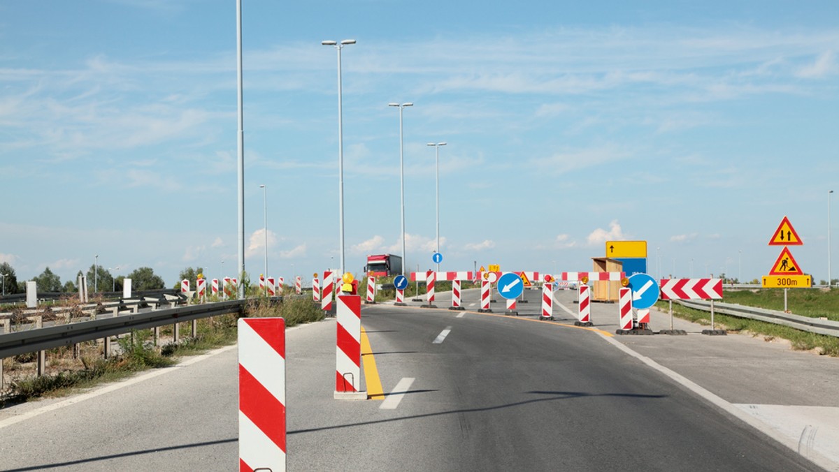 Pięć firm złożyło oferty na dostosowanie drogi nr 18 do parametrów autostrady na odcinku od Żar do Iłowej. Zadanie polega na przebudowie jezdni południowej i budowie niezbędnej infrastruktury - poinformowała dziś rzeczniczka zielonogórskiego Oddziału GDDKiA Anna Jakubowska.