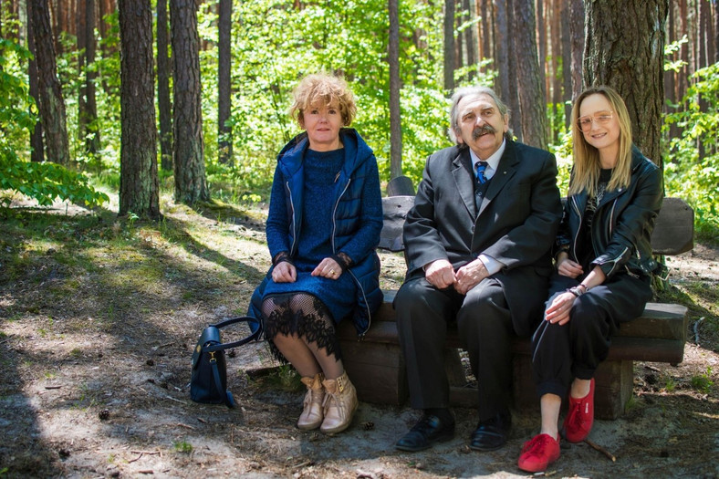 Na planie teledysku "Nie gaś światła matko" - od lewej Anna Zielińska-Brudek, aktor Lech Sulimierski i realizatorka nagrania i redaktorka „Echa Dnia” Anna Bilska.