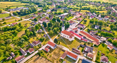 Sprzedają domy i ziemię pod budowę za 60 gr. Są cztery haczyki