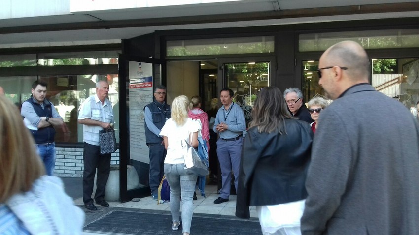 Radnici se vraćaju u zgradu