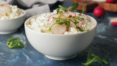 szybka sałatka z serka wiejskiego od siostry anastazji. dobra nie tylko na śniadanie. sałatka przepis siostry anastazji