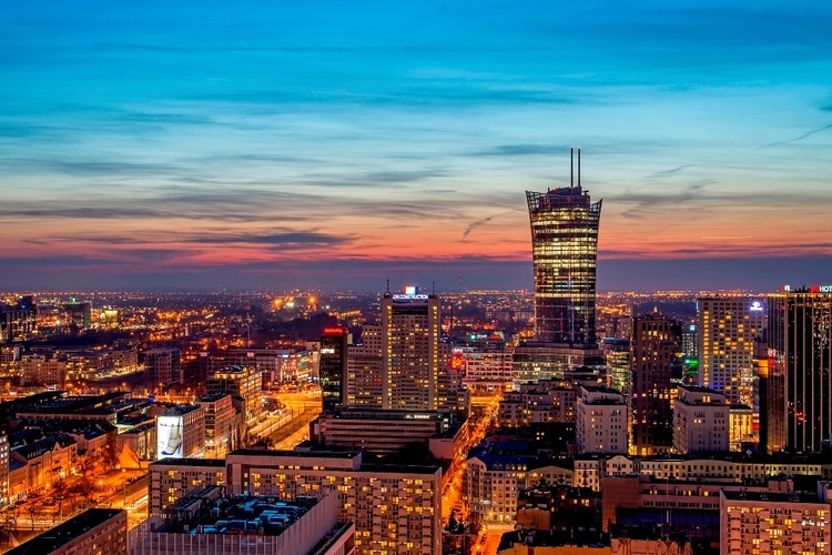 Cały kompleks Warsaw Spire ma powierzchnię 109 tys. mkw. To największy po względem powierzchni zespół biurowców w Polsce. Oprócz najwyższej 220-metrowej wieży (w tym 40-metrowe iglice), w skład kompleksu wchodzą dwa niższe budynki o wysokości 55 metrów każdy. Powierzchnia typowego piętra w kompleksie wynosi od 1,3 tys. mkw. do 1 ,7 tys. mkw. Wokół budynków zaprojektowano ogólnodostępny plac miejski. To pierwsza tego typu inwestycja realizowana w tak dużej skali w najnowszej historii Warszawy.