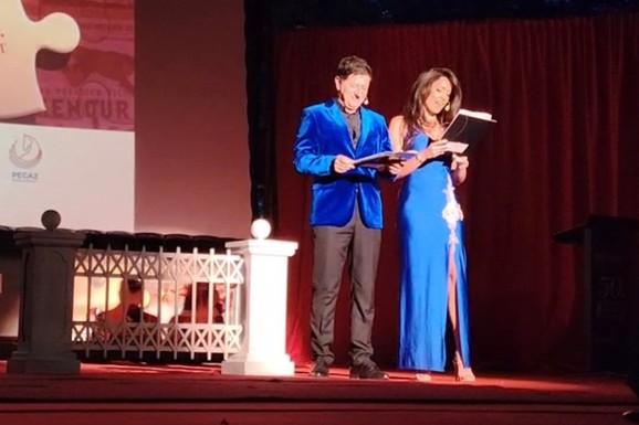 MIRKA VASILJEVIĆ U PLAVOJ, USKOJ HALJINI SA VELIKIM IZREZOM Glamur u Vrnjačkoj Banji! Srpkinja snimila film sa sinom Majkla Daglasa: "Igrala sam Nemicu"
