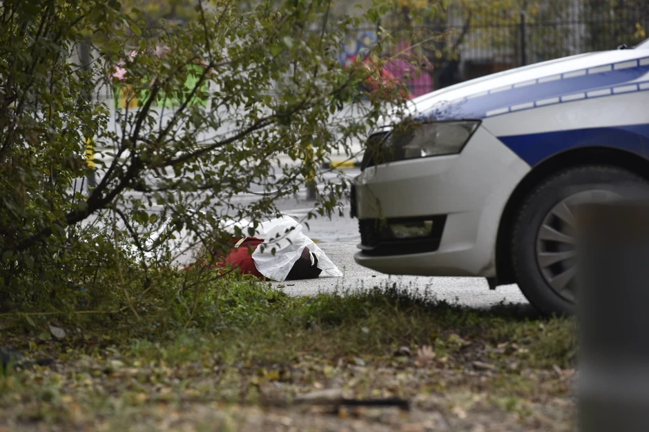 Telo mladića ostavljeno ispred zgrade u Kotežu