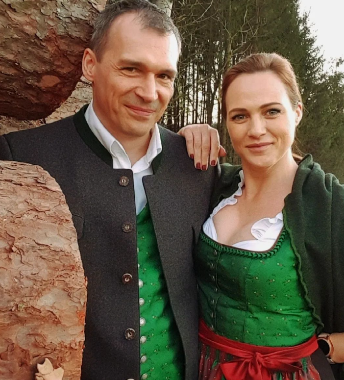 Exmoderátorka Adriana Kneissl Poláková s manželom.