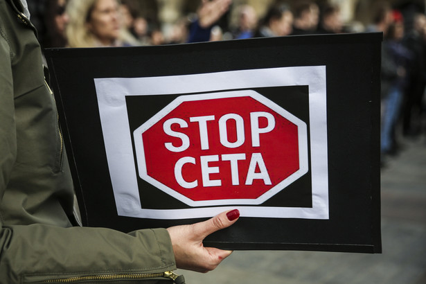 Negocjacje ws. CETA zakończyły się we wrześniu 2014 r. Umowa ma znieść niemal wszystkie cła i bariery pozataryfowe oraz zliberalizować handel usługami między UE a Kanadą.