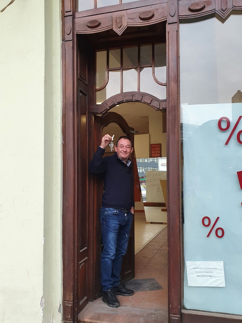 Jovan Pejčić na vratima budućeg Muzeja Tamburica festa