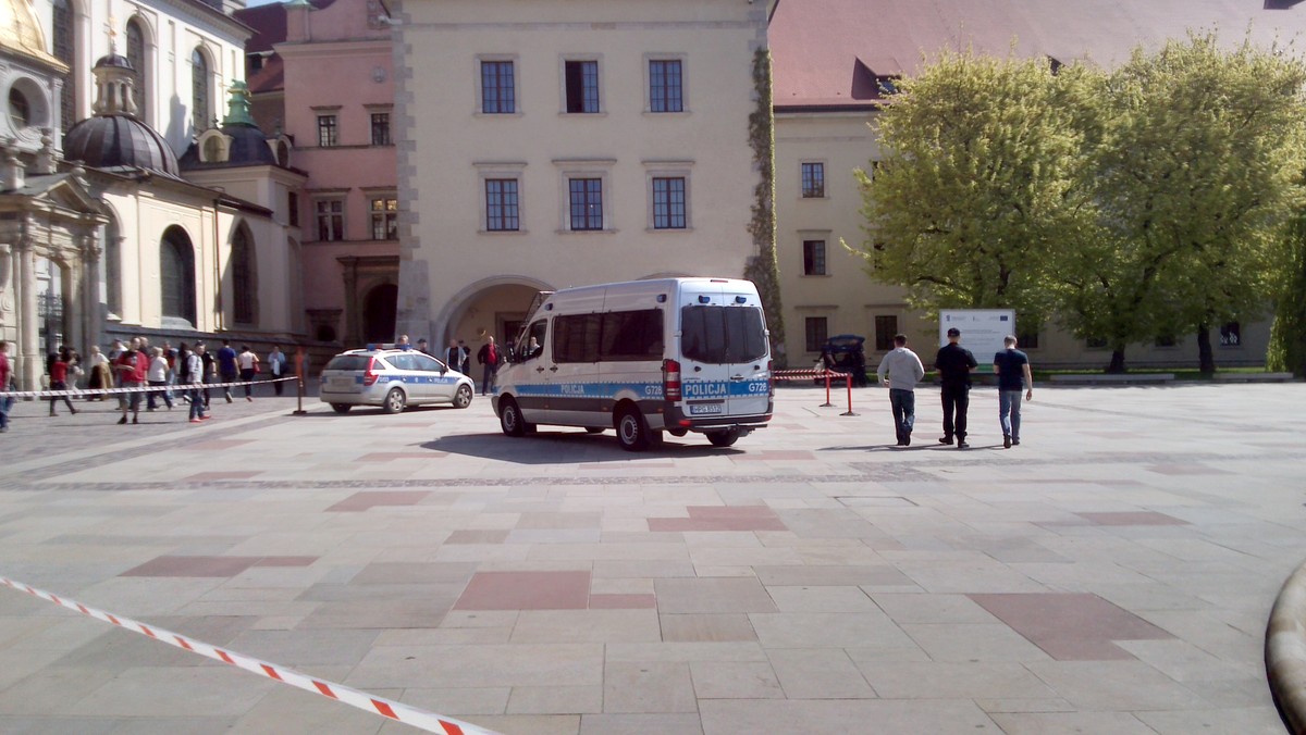 Krakowski sąd umorzył postępowanie w sprawie 48-letniego Grzegorz Ś., który wjechał samochodem na Wzgórze Wawelskie i groził ludziom siekierą. Jednocześnie orzekł umieszczenie go w zamkniętym zakładzie leczniczym z powodu niepoczytalności.