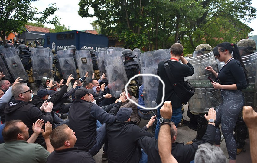 Fotografija na kojoj se vidi kako Radoš Petrović nestaje iza kordona KFOR-a