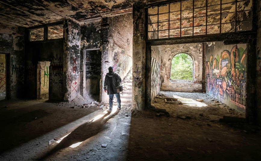 Ruiny opuszczonego szpitala psychiatrycznego "Zofiówka". "To miejsce nie tylko ma własną, przerażającą historię związaną z ludobójstwem Żydów, ale również samo z siebie zdaje się przyciągać duchy, które nie miały wcześniej nic z nim wspólnego" - mówił Michał Stonawski w rozmowie z dziennikiem.pl.