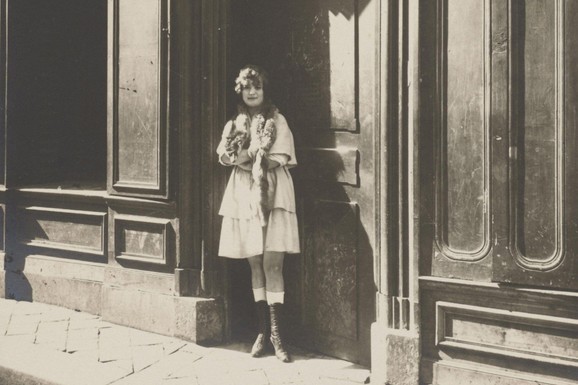 Ova beogradska ulica bila je čuveno MESTO UŽIVANJA, RAZVRATA I BLUDA: A unutra - pijanista nezainteresovanog pogleda i izazovna domaćica sa čašom pića u ruci...