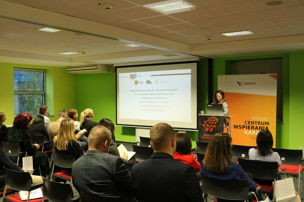 Prezentacja projektu ZiP. Głos zabiera asystent koordynatora Marta Majchrzyk
