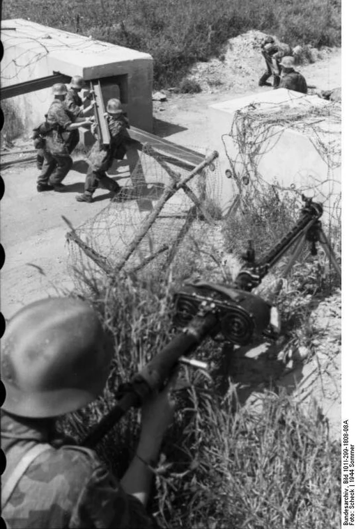 Niemiecki żołnierz z MG 15 Fot. CC Bundesarchiv, Bild 101I-299-1808-08A / Scheck / CC-BY-SA 3.0