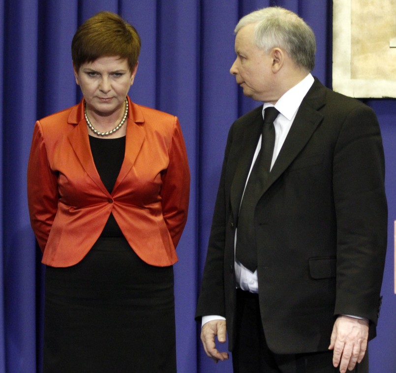 W feralnym tupolewie zginęła bowiem Aleksandry Natalii-Świat, ekspertka PiS od ekonomii i to jej miejsce w sejmowej komisji finansów publicznych zajęła Szydło. Kaczyński namaścił ją tym samym na “główną ekonomistkę” partii. Potem Szydło szybko awansowała - na wiceszefową PiS, jedyną kobietę w zarządzie partii, szefową struktur w Małopolsce, potem na skarbnika tego ugrupowania, a w końcu na szefową sztabu wyborczego Andrzeja Dudy. To jej, jako pierwszej dziękował w czasie wieczoru wyborczego zwycięzca ostatnich wyborów. Dopiero później zwrócił się do żony i córki. – Beata była wspaniałym, dobrym duchem tej kampanii - powiedział Duda.