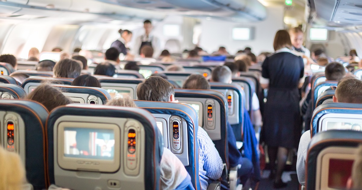 Zaczęli przewijać niemowlę w trakcie lotu. Pasażerom puściły nerwy. "Cała kabina cuchnęła"