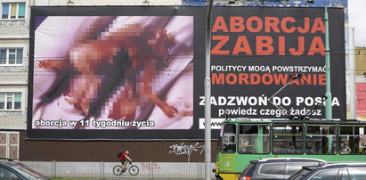 Billboard z martwym płodem w Krakowie powieszono nielegalnie. Nadzór budowlany interweniuje