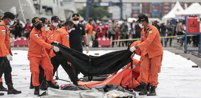 Katastrofa lotnicza w Indonezji. Policja dostała dwa worki. W jednym z nich fragmenty ludzkich ciał