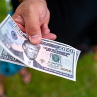 Kiderült, milyen betegséget próbáltak eltakargatni sminkkel Donald Trump kezén