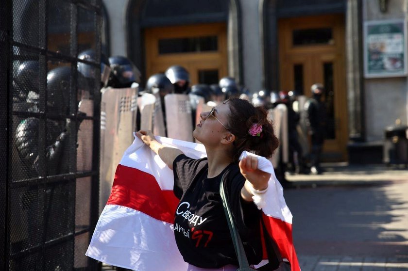 Białoruś: milicja brutalnie pacyfikuje protesty w Mińsku