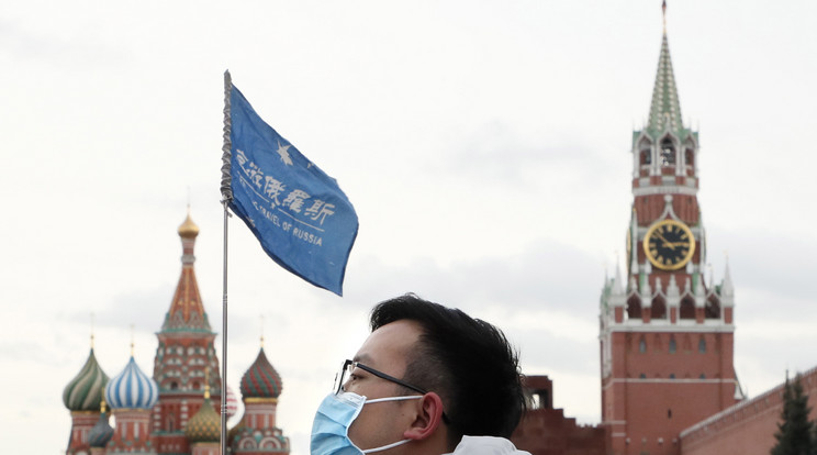 Az új, tüdőgyulladást okozó koronavírus terjedése miatt szájmaszkot visel egy kínai turista a moszkvai Vörös téren 2020. január 26-án. Fotó: MTI/EPA