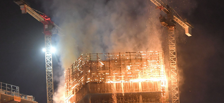 Pożar wieżowca Warsaw Hub. Akcja gaśnicza "praktycznie zakończona"  [WIDEO]