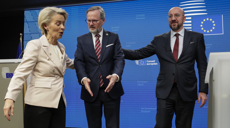  Ursula von der Leyen, az Európai Bizottság elnöke; Petr Fiala cseh miniszterelnök és  Charles Michel az Európai Tanács elnöke / Fotó: MTI EPA