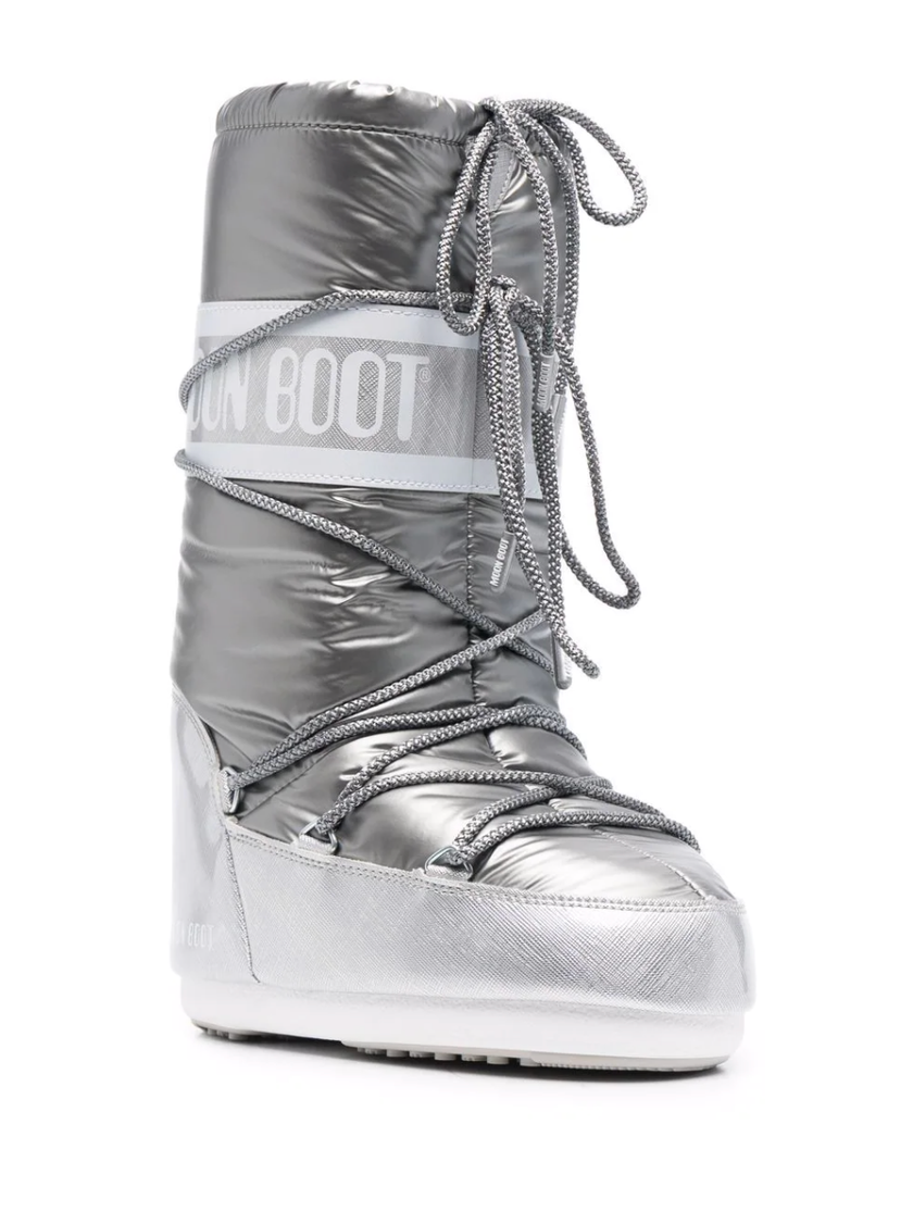 Faites pour marcher sur la lune: Moon Boots argentées, 230 francs, via Farfetch.