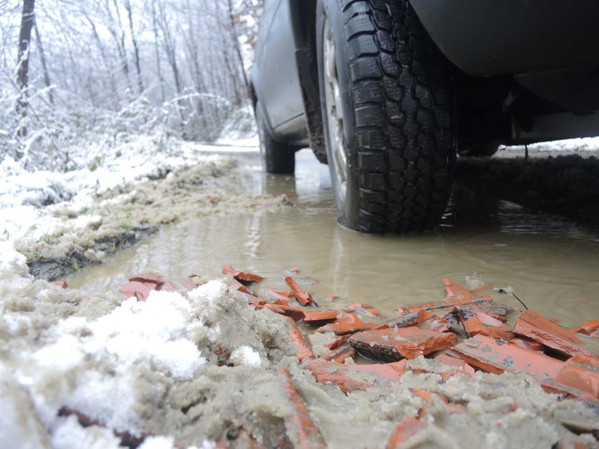 Vukosavljević seoski put krpi crepom