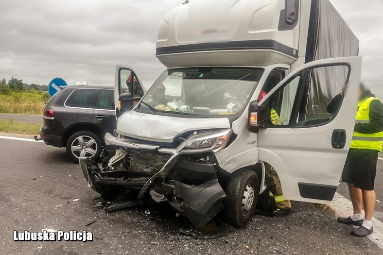 Kobieta kierująca audi uderzyła w busa jadącego drogą krajową