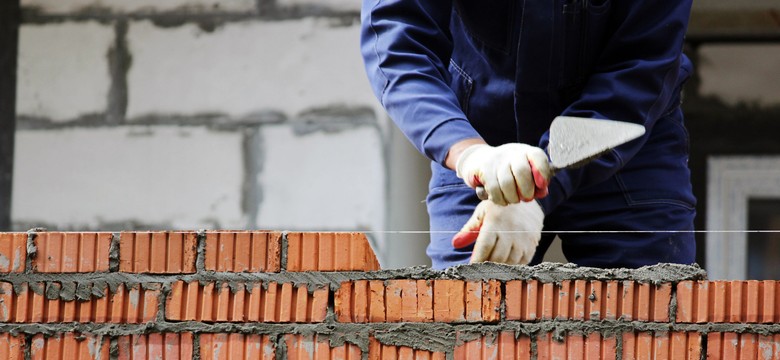 Polak buduje dom. Chciałby mały ekologiczny, a wznosi willę z betonu