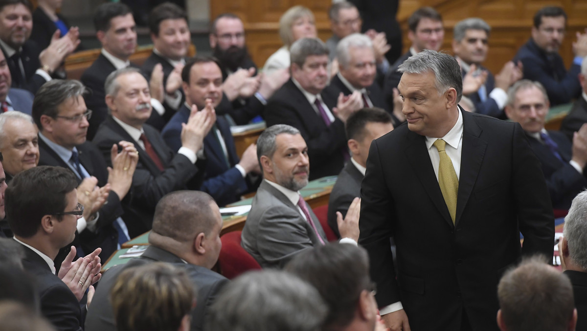 Węgierski parlament ponownie wybrał Viktora Orbana - lidera partii Fidesz - na premiera. "Za" oddano 134 głosy, "przeciwko" 28. Agencja Associated Press odnotowuje, że niektóre partie opozycyjne zbojkotowały głosowanie.