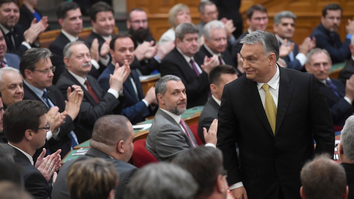 Węgierski parlament ponownie wybrał Viktora Orbana - lidera partii Fidesz - na premiera. "Za" oddano 134 głosy, "przeciwko" 28. Agencja Associated Press odnotowuje, że niektóre partie opozycyjne zbojkotowały głosowanie.