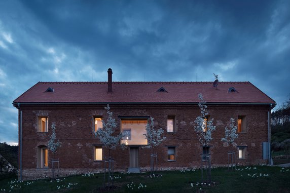 Wiejska chata zmieniona w nowoczesny dom. Tak to robią Czesi