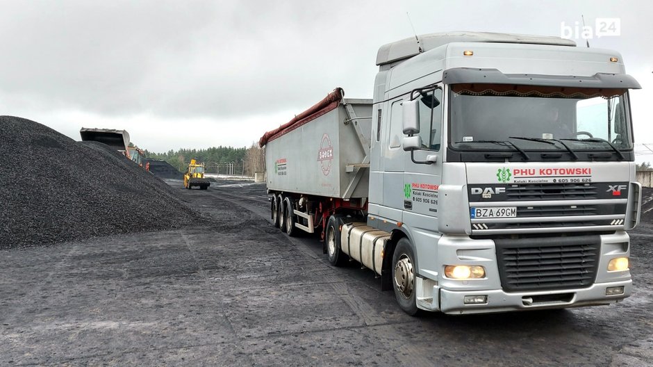 Pierwszych 25 ton ekogroszku jedzie do gminy Kołaki Kościelne [fot. Bia24]