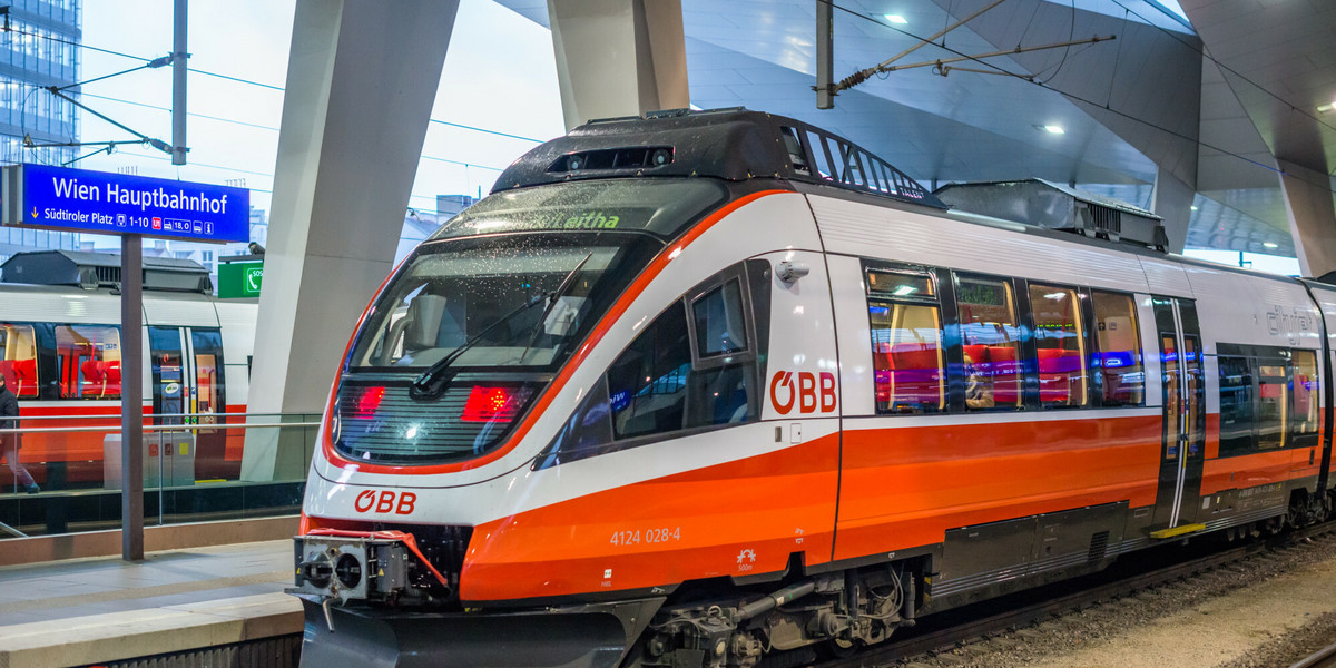 Pociąg ÖBB na dworcu w Wiedniu (zdjęcie ilustracyjne). 