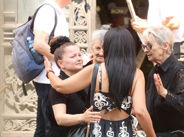 Mala Cana u suzama, emotivne scene ispred kapele: Došle i kolege da ga isprate na večni počinak