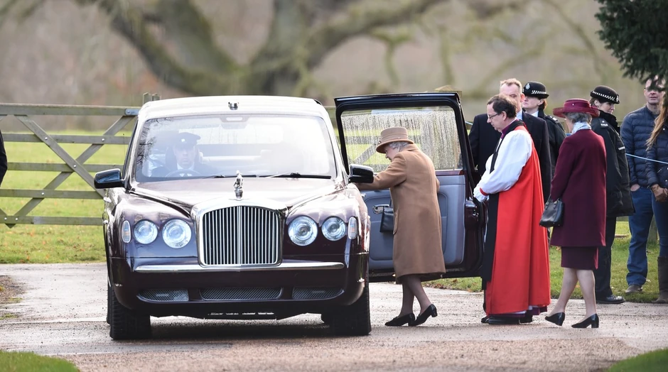 Kraljica ide na jutarnju misu u crkvi