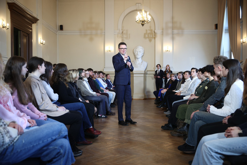 Szymon Hołownia na spotkaniu z uczniami w krakowskim liceum