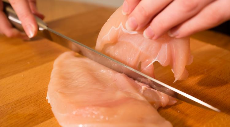Pofonegyszerű módszer a csirkehús inainak eltávolítására Fotó: Getty Images