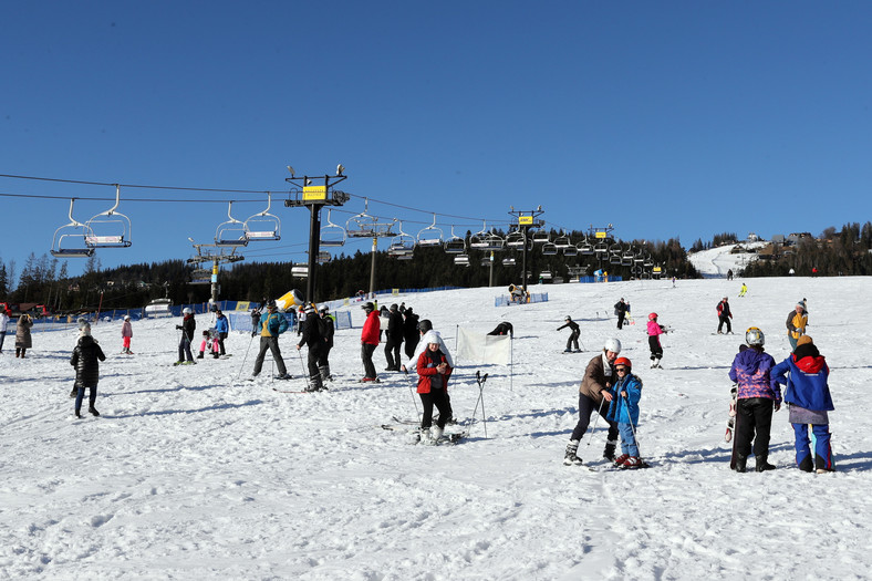 Zakopane, 25.12.2022 r. Turyści korzystają z uroków świątecznego urlopu w górach na Polanie Szymoszkowej