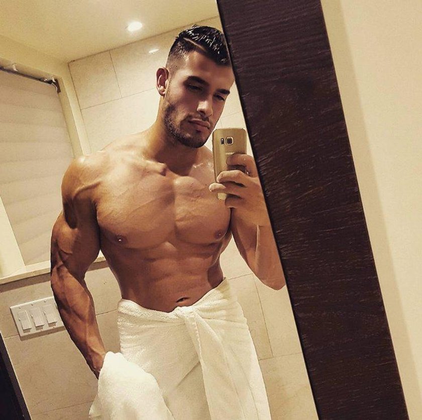 Sam Asghari w ręczniku