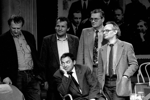 Działacze opozycji demokratycznej w studiu Telewizji Polskiej. Od lewej stoją: Adam Michnik, Henryk Wujec, Mirosław Sawicki, Jan Lityński, Seweryn Blumsztajn (siedzi), Warszawa, marzec 1993 r.