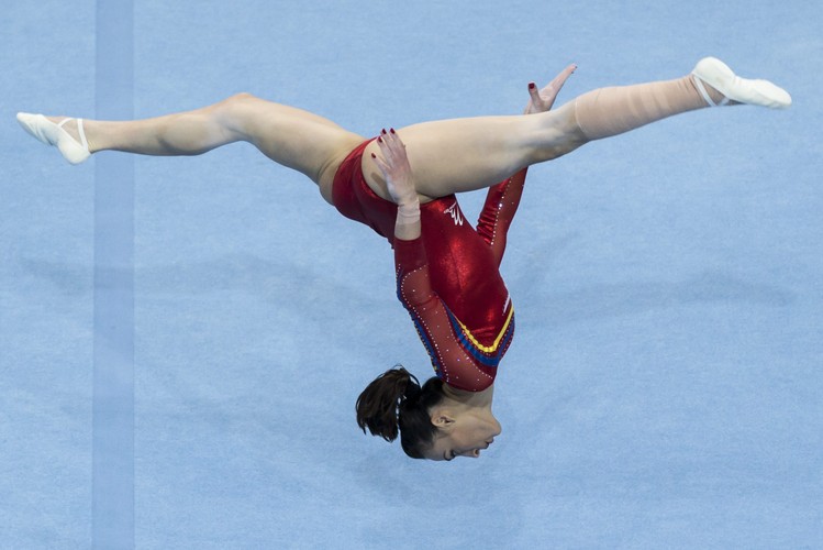 Te piękne dziewczyny zaprzeczają prawom grawitacji