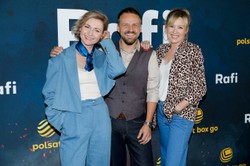 Paweł Domagała z żoną, Anna Cieślak w osobliwej kreacji. Pokaz serialu "Rafi" [FOTO]