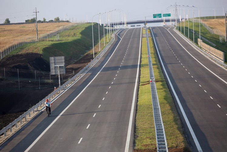 Obwodnica miasta budowana była w dwóch etapach. Osiem lat temu ukończony został pierwszy etap budowy, wówczas powstał przeszło sześciokilometrowy odcinek. Oddanie do użytku drugiej części trasy pozwala na całkowite wyprowadzenie ruchu tranzytowego z miasta.<br><br>

(js) PAP/Tomasz Wojtasik