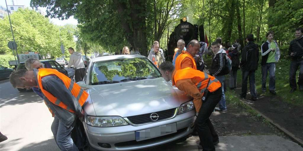 Nieśli auto po torach