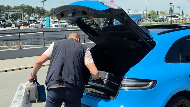 Nadica Ademov na aerodromu